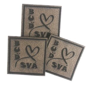 Koženkový štítek "BUĎ SVÁ" tmavý