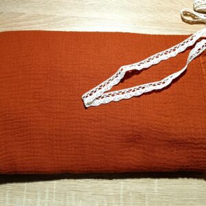 BALÍČEK NA ŠÁTEK MUŠELÍN + KRAJKA - CIHLOVÁ