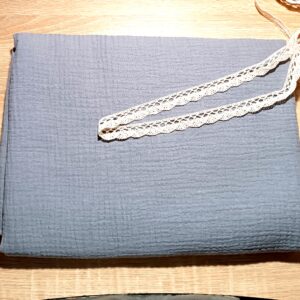 BALÍČEK NA ŠÁTEK MUŠELÍN + KRAJKA - ŠEDÁ