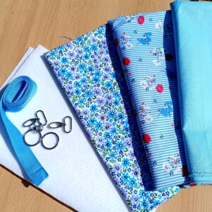 BALÍČEK NA KABELKU GERTRUDA -  Kytičky na modrobílém proužku