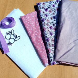 BALÍČEK NA KABELKU GERTRUDA -  Fialové kvítky