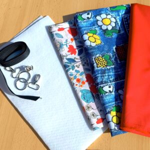 BALÍČEK NA KABELKU GERTRUDA -  Jeans květinové nášivky