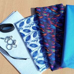 BALÍČEK NA KABELKU GERTRUDA -  Barevná peříčka