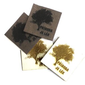 Koženkový štítek "PŘÍRODA JE LÉK" světlý