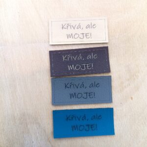 Koženkový štítek "Křivá, ale MOJE!"