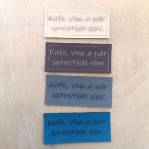 Koženkový štítek "Kafe, víno a pár sprostých slov."