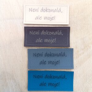 Koženkový štítek "Není dokonalá, ale moje!"