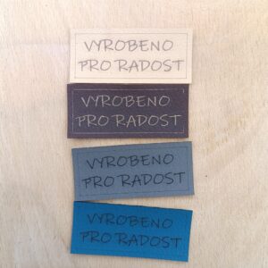 Koženkový štítek "VYROBENO PRO RADOST"