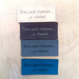 Koženkový štítek "Šito pod tlakem.....a vínem!"