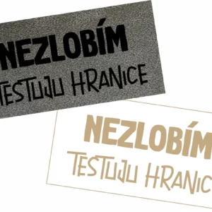 Koženkový štítek "NEZLOBÍM TESTUJU HRANICE" světlý