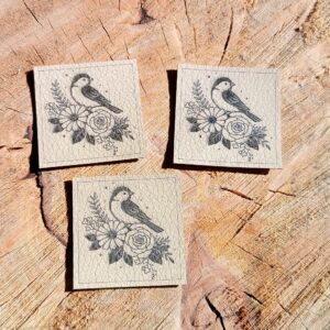 Koženkový štítek  - KVĚTINY - PTÁČEK NA KVĚTINÁCH