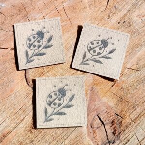 Koženkový štítek  - KVĚTINY - BERUŠKA NA LISTU