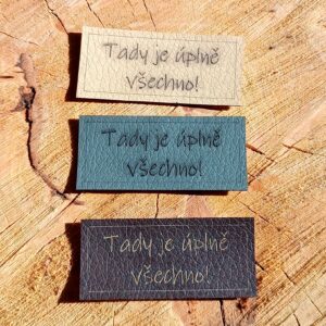 Koženkový štítek "Tady je úplně všechno!"