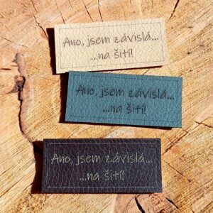 Koženkový štítek "Ano, jsem závislá....na šití!"